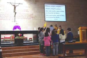 Representación de la lectura del Evangelio según S. Mateo en Eucaristía de familias. Tercer domingo de Adviento. Parroquia Virgen de Lluc