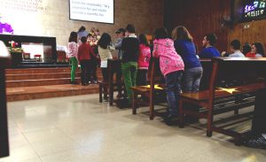 Representación de la lectura del Evangelio según S. Mateo en Eucaristía de familias. Tercer domingo de Adviento. Parroquia Virgen de Lluc